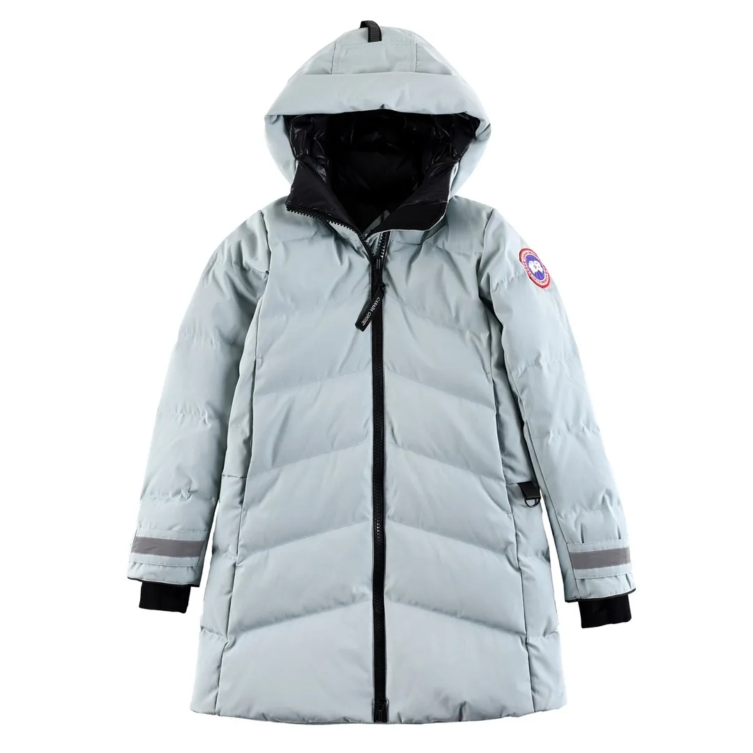 P880 High-end CANADA. GOOSE/Canada Goose Merritt mid-length women's parka down jacket. The top original replica version refers to the highest version in China (there is no one). The products produced by S factory must be high-quality (feel free to compare, if there are better products than mine, you can buy the clothes for free) 1⃣️Top replica: Made of 18-count polyester-cotton blended fabric imported from South Korea (genuine synchronous fabric), national standard 90 Guangdong Inspection white duck down, top original goose analysis We use custom-dyed embroidery thread to truly achieve a 100% reproduction of the trademark, ensuring that the embroidery thread is exactly the same as ZP, with zero color difference and full map letters, and 100% true to version reproduction! (We can guarantee that no one in our industry is more attentive and professional than us!) Analysis 3 (fabric): As we all know, the Canada Goose ZP fabric in previous years was a 21-count polyester-cotton washed, calendered and brushed fabric that was relatively hard. Last year and this year, dozens of authentic products purchased were all made of 18-count pure cotton fabrics, and we finally decided to use 18-count polyester cotton! (ZP synchronized fabric) Analysis 4 (Accessories): Domestic exclusive version of Velcro, one to one Y-shaped double hook original Velcro, YKK zipper, exclusive original workmanship of washed threaded down jacket!